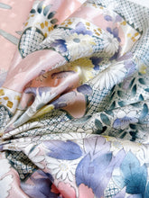 画像をギャラリービューアに読み込む, 菱散らし地紋に牡丹模様【ブラウス】