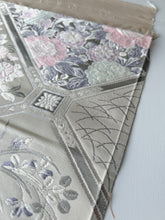 画像をギャラリービューアに読み込む, 【あずま型 中】蜀江に花尽くし模様