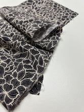 画像をギャラリービューアに読み込む, 菊菖蒲草花白線模様【サイドギャザーワンピース】