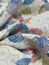 画像をギャラリービューアに読み込む, 亀甲花草模様【ブラウス】