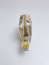 画像をギャラリービューアに読み込む, 金彩波地紋の鹿子牡丹模様【中】