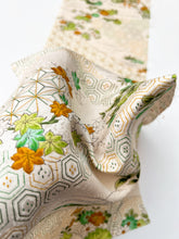 画像をギャラリービューアに読み込む, 笹葉に亀甲青海波古典模様【六つ釦】