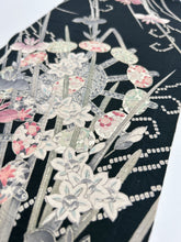 画像をギャラリービューアに読み込む, 杜若に槌車菖蒲銀彩模様【長丈シュッケニ】