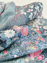 画像をギャラリービューアに読み込む, 糊ちらし地に暈し花蝶模様【サイドギャザーワンピース】