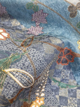 画像をギャラリービューアに読み込む, 華織り地模様に金彩縁・花蝶模様【ブラウス】