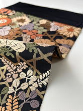 画像をギャラリービューアに読み込む, 【あずま型 中】唐織縦書き草花模様