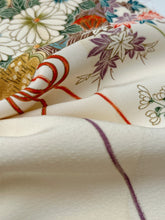 画像をギャラリービューアに読み込む, 枝梅に開き扇花づくし模様【六つ釦】