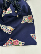 画像をギャラリービューアに読み込む, 読み本冊子金彩花模様【巾着】