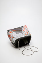 画像をギャラリービューアに読み込む, 曲線絵に唐花牡丹模様【ケニガマ・大】