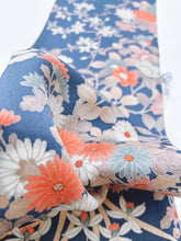 画像をギャラリービューアに読み込む, 濁り瑠璃色に花模様【六つ釦】