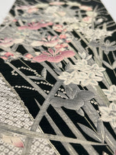 画像をギャラリービューアに読み込む, 杜若に槌車菖蒲銀彩模様【長丈シュッケニ】