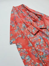 画像をギャラリービューアに読み込む, 唐紅色の花尽くし模様【六つ釦】