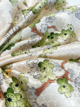 画像をギャラリービューアに読み込む, 変わり亀甲枝梅模様【ブラウス】