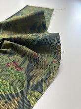 画像をギャラリービューアに読み込む, 舟に草花菖蒲模様織り出し本場泥大島紬(5マルキ)【S】