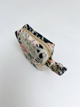 画像をギャラリービューアに読み込む, 杜若に槌車菖蒲銀彩模様【中】