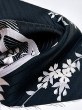 画像をギャラリービューアに読み込む, 結び紐鼓花模様総地紋・銀彩【シュッケニ】