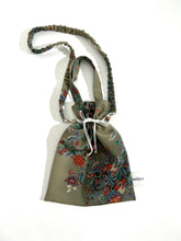 画像をギャラリービューアに読み込む, 更紗花模様の暈し染縮緬地【巾着】