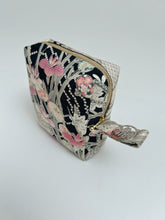 画像をギャラリービューアに読み込む, 杜若に槌車菖蒲銀彩模様【大】