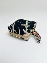 画像をギャラリービューアに読み込む, 杜若に槌車菖蒲銀彩模様【中】