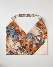 画像をギャラリービューアに読み込む, 唐織華亀甲に華尽くし模様【あずま型 大】