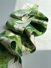 画像をギャラリービューアに読み込む, 亀甲模様に牡丹・金彩青海波模様【特短】