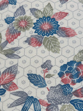 画像をギャラリービューアに読み込む, 亀甲花草模様【ブラウス】