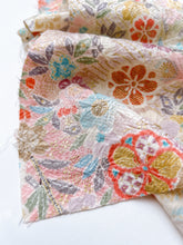 画像をギャラリービューアに読み込む, 総紗綾型地紋に絞り梅桜模様金彩【四つ釦】