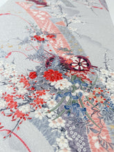 画像をギャラリービューアに読み込む, 【特長】紗綾型地紋に短冊・花車・扇模様