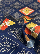 画像をギャラリービューアに読み込む, 亀甲尽くし地紋に花菱蝶菱絵模様【L】