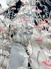 画像をギャラリービューアに読み込む, 杜若に槌車菖蒲銀彩模様【長丈シュッケニ】