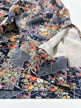 画像をギャラリービューアに読み込む, 亀甲に四季の草花尽くし模様【四つ釦】