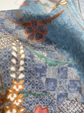 画像をギャラリービューアに読み込む, 華織り地模様に金彩縁・花蝶模様【ブラウス】