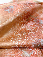 画像をギャラリービューアに読み込む, 【特短】総華地紋に手描き草花模様暈し染
