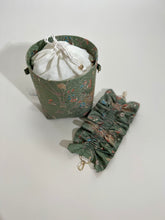 画像をギャラリービューアに読み込む, 紗綾型に花地紋、梅楓模様