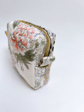 画像をギャラリービューアに読み込む, 金彩波地紋の鹿子牡丹模様【中】