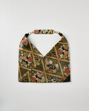 画像をギャラリービューアに読み込む, 【あずま型 中】七宝地に華格子に牡丹・梅菊模様・金糸