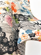 画像をギャラリービューアに読み込む, 紗綾型地紋に菊笹花青海波古典模様【六つ釦】