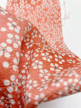 画像をギャラリービューアに読み込む, 変わり紗綾型地紋に小花尽くし【四つ釦】