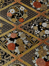 画像をギャラリービューアに読み込む, 【あずま型 中】七宝地に華格子に牡丹・梅菊模様・金糸