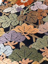 画像をギャラリービューアに読み込む, 【あずま型 中】唐織縦書き草花模様