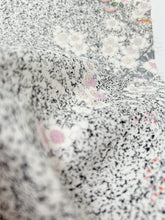 画像をギャラリービューアに読み込む, 紗綾型地紋にのり散らしに御所車模様【S】