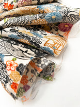 画像をギャラリービューアに読み込む, 紗綾型地紋に菊笹花青海波古典模様【六つ釦】