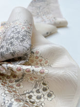 画像をギャラリービューアに読み込む, 総地紋の扇面枝梅花模様【ギャザータイプ】