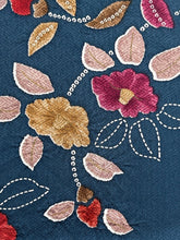 画像をギャラリービューアに読み込む, 紗綾型地紋に椿模様【長丈シュッケニ・丈91㎝】