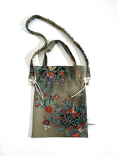 画像をギャラリービューアに読み込む, 更紗花模様の暈し染縮緬地【巾着】