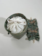 画像をギャラリービューアに読み込む, 紗綾型に花地紋、梅楓模様