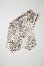 画像をギャラリービューアに読み込む, 【特長】桧垣地紋に金彩縁に大車花模様