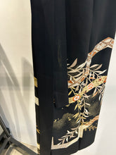 画像をギャラリービューアに読み込む, 変わり亀甲に金彩吹き刺繍模様【黒留袖】