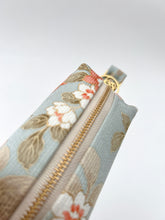 画像をギャラリービューアに読み込む, 縞織り出しに金彩縁の草花模様【中】