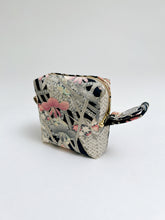 画像をギャラリービューアに読み込む, 杜若に槌車菖蒲銀彩模様【中】